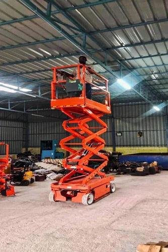 JLG Scissor Lift – 50 ft Working Height, 500 Kg Capacity for Industrial Use 1