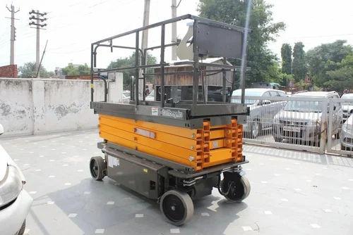 30 Feet Hydraulic Scissor Lift 500 kg Battery Operated Self Propelled Lift Platform 1
